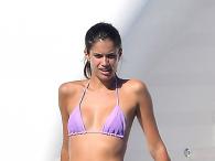 Sara Sampaio w skąpym fioletowym bikini